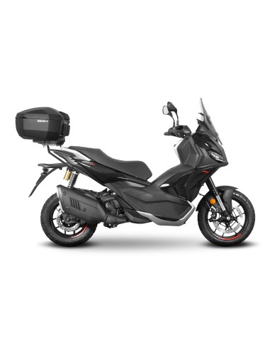 Fijaciones para montar una maleta superior a la moto.