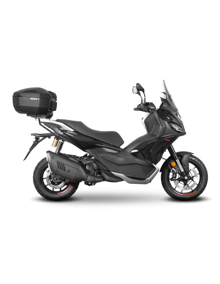 Fijaciones para montar una maleta superior a la moto.