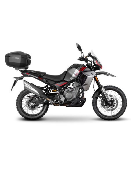 Fijaciones para montar una maleta superior a la moto.