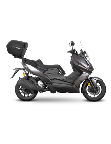 Fijaciones para montar una maleta superior a la moto.