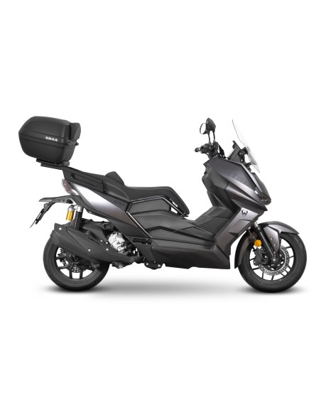 Fijaciones para montar una maleta superior a la moto.